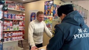 Сотрудники МЧС проводят рейды по местам продажи пиротехнических изделий