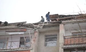 Восстановительные работы в помещениях, пострадавших от падения обломков сбитого БПЛА в Беслане, планируют завершить в течение 10 дней