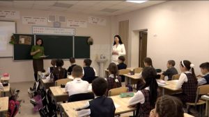 Алыбекты Эллæ Карцайы скъолайы 4-æм къласы ахуырдзаутæн скодта сæрмагонд урок  «Ахсджиаг хъуыддæгтыл æргом ныхас»