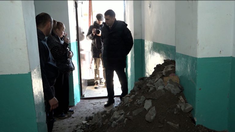 Жильцы дома на ул. Тельмана столкнулись с коммунальной проблемой, которая из локальной аварии превратилась в испытание