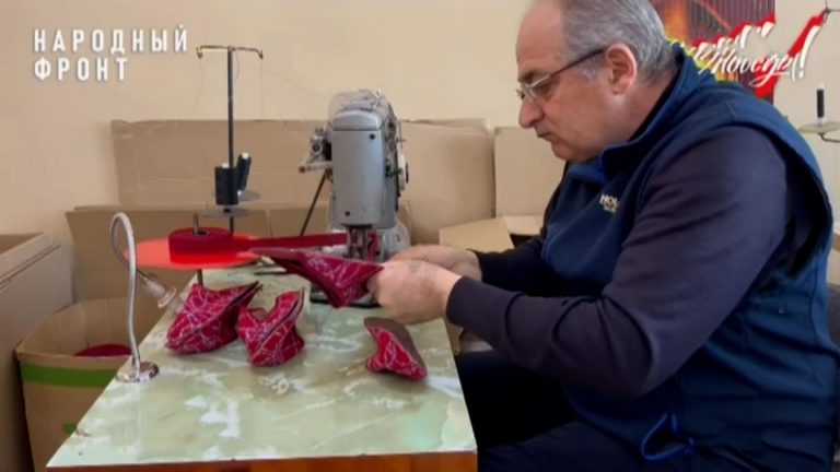 Более 3 тысяч пар качественных стелек из шерстяного волокна для бойцов СВО изготовили сотрудники «Народных художественных промыслов» «Умелец»
