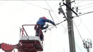 Сильный ветер с порывами до 30 метров в секунду нарушил электроснабжение в части Владикавказа, селах Пригородного и Алагирского районов