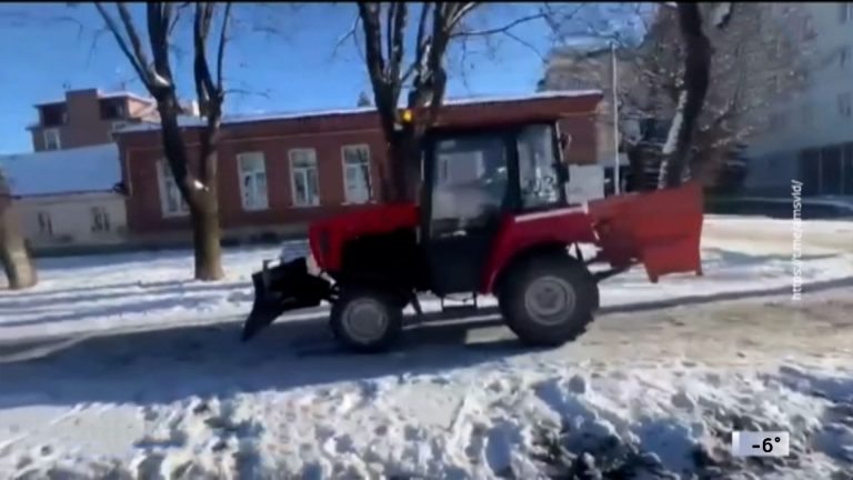На расчистке владикавказских тротуаров задействован весь парк малогабаритной техники