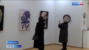 В Национальной научной библиотеке открылась первая персональная выставка Светланы Санакоевой «Подари себе праздник»