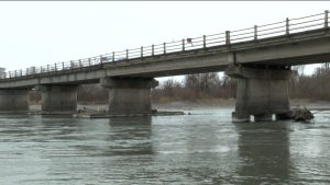 Работы по реконструкции моста в Моздокском районе временно отложили после встречи представителей профильных структур с местными жителями