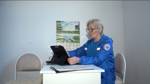 Фельдшер с полувековым стажем Ирина Бетрозова сегодня помогает жителям высокогорной Мацуты