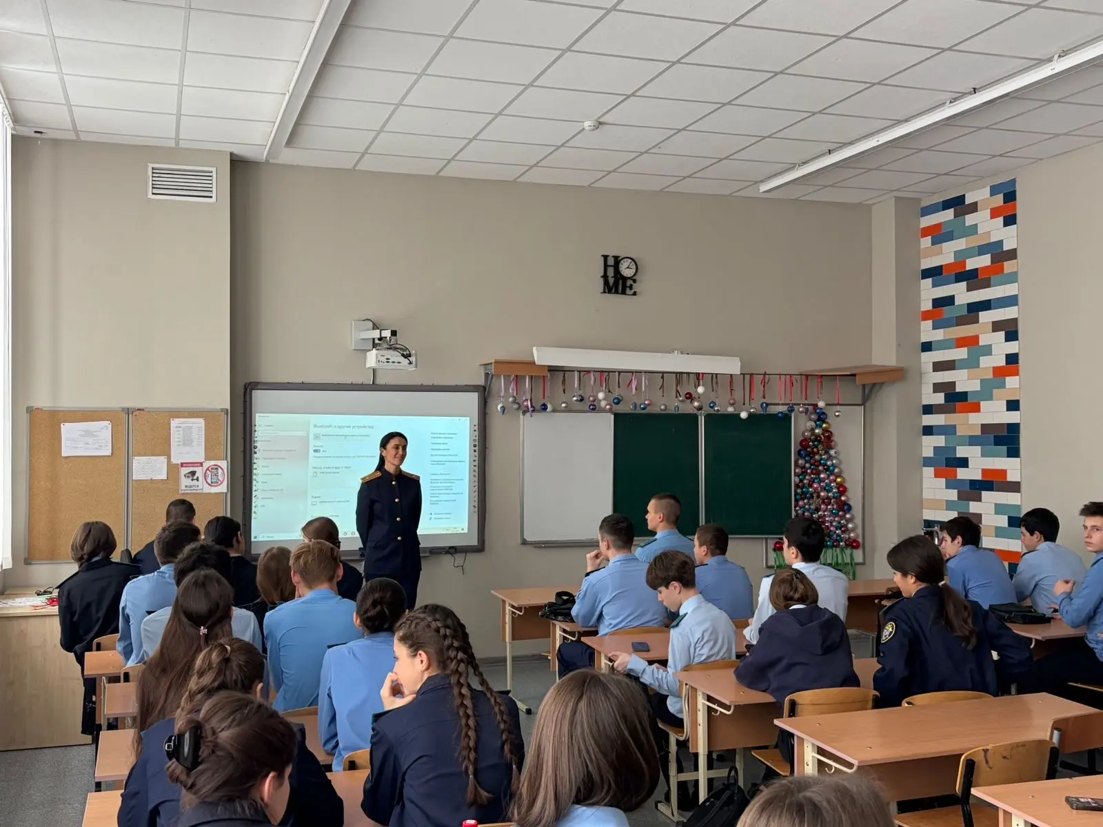 Сотрудник СК и выпускники профильных кадетских классов провели профориентационный урок в гимназии «Диалог»