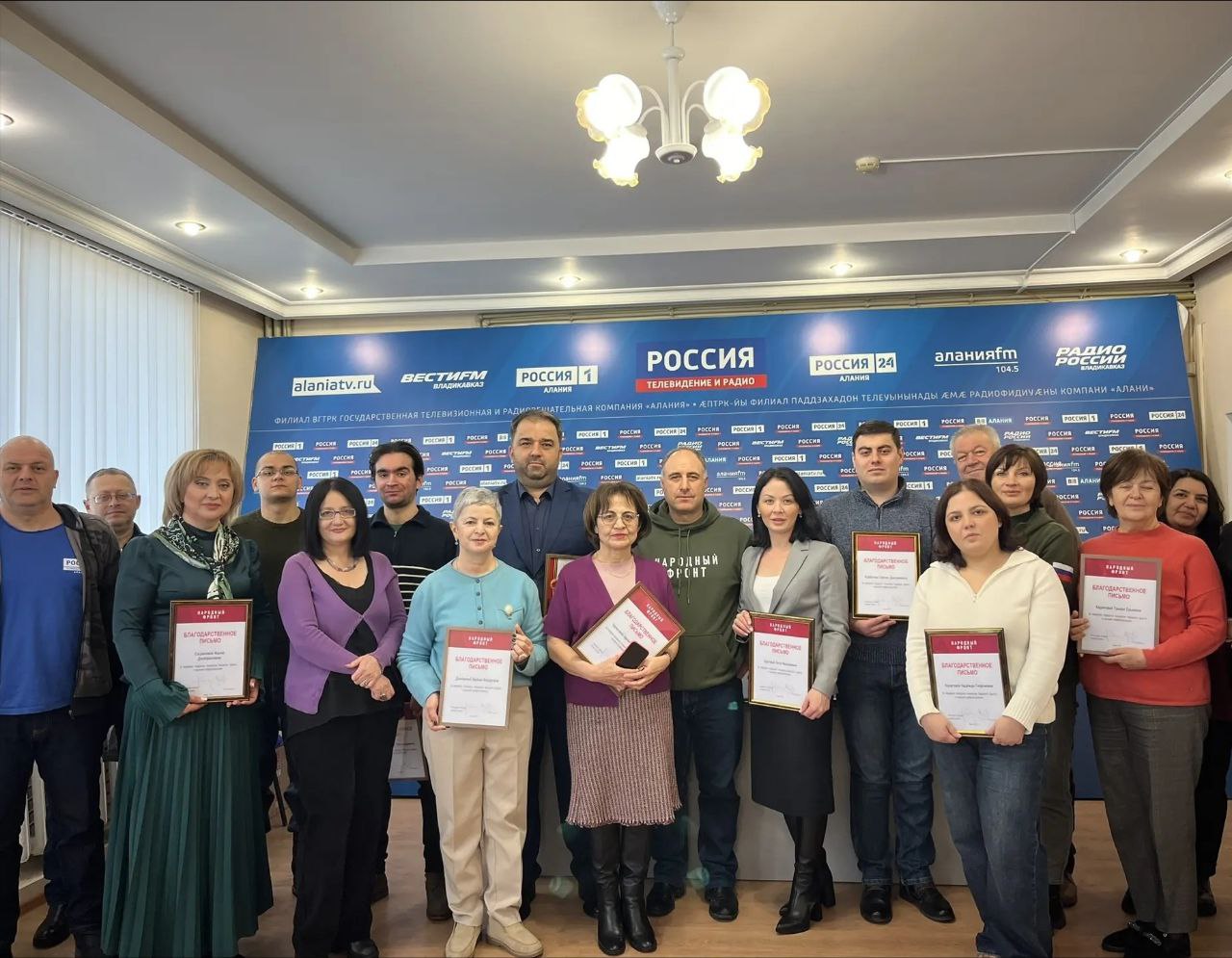 Нагрудный знак «Народный фронт. Все для победы» вручили директору ГТРК «Алания», председателю Союза журналистов РСО-А Тимуру Кусову