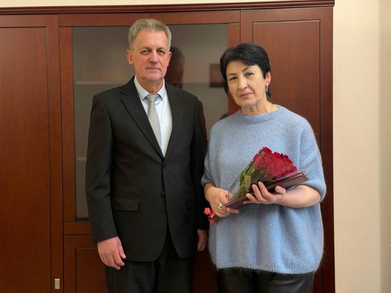 Александр Реутов вручил Почётную грамоту РСО-А матери педиатра Заура Тегаева, который работает в Черниговском округе Запорожской области