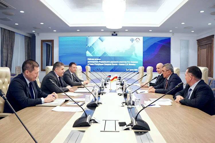 Сергей Меняйло в рамках рабочей встречи обсудил с Романом Новиковым итоги развития дорожной отрасли в республике за 2025 год