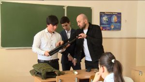 Ветеран СВО Хасан Кумаллагов передает опыт молодежи на уроках основ безопасности и защиты Родины