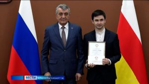 Сергей Меняйло Сæргълæууæджы премийы лауреаттæн хæрзиуджытæ радта, бархионты змæлды активонæй кæй архайынц, уый тыххæй