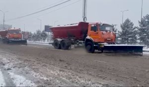 Техника проводит сгребание снега на дорогах Владикавказа