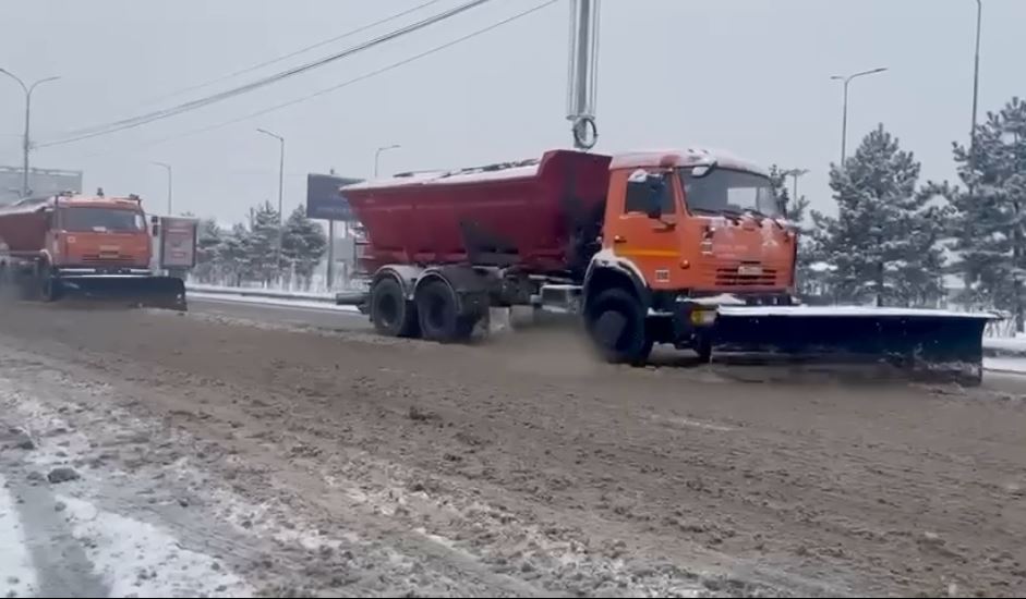 Техника проводит сгребание снега на дорогах Владикавказа