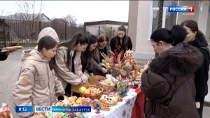 Дигорайы 2-æм скъолайы ацы аз урсы къуырийыл сæмбæлдысты адджинæгтимæ æмæ зæрдæхæлар хъуыддæгтимæ