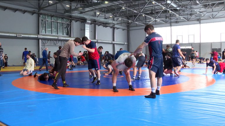 Юниорская сборная республики по вольной борьбе готовится к предстоящему Первенству России