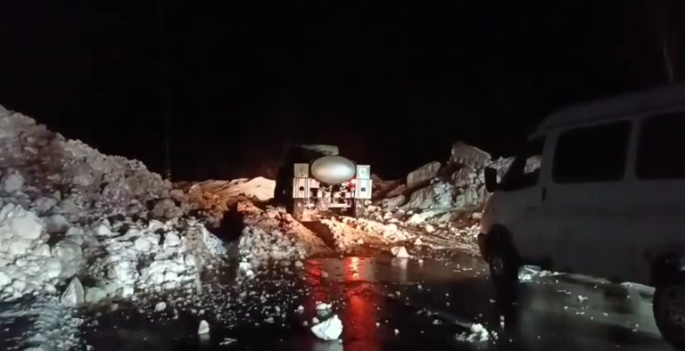 В районе селения Ванел в Южной Осетии сошла лавина, перекрывшая дорожное полотно