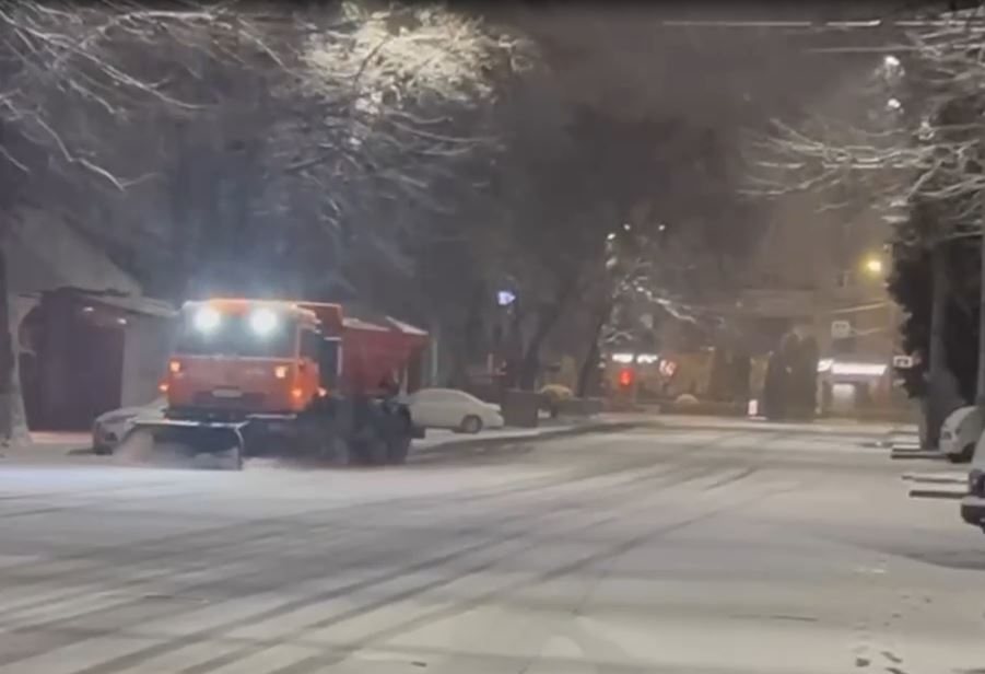 Снегоочистительная техника работает на улицах Владикавказа с 4 часов утра