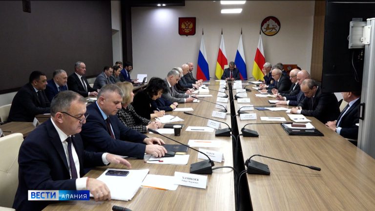 Аппаратное совещание: обстановка на МАПП «Верхний Ларс», эпидситуация, создание подразделений пожарной охраны