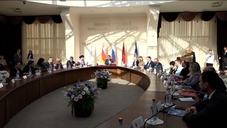 Сергей Меняйло встретился с участниками студенческих стройотрядов Северной Осетии