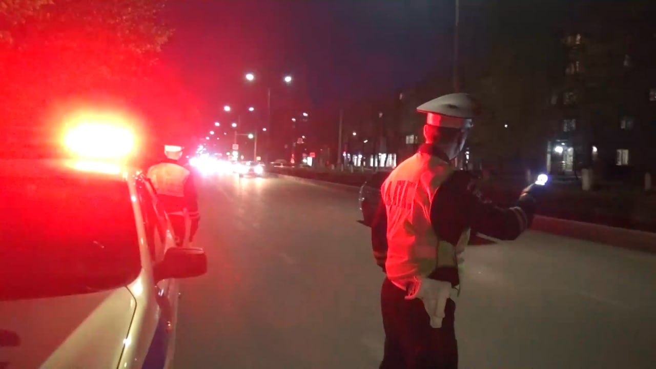 18-летняя девушка пострадала во время погони за ее братом, который не остановил машину по требованию сотрудников ДПС