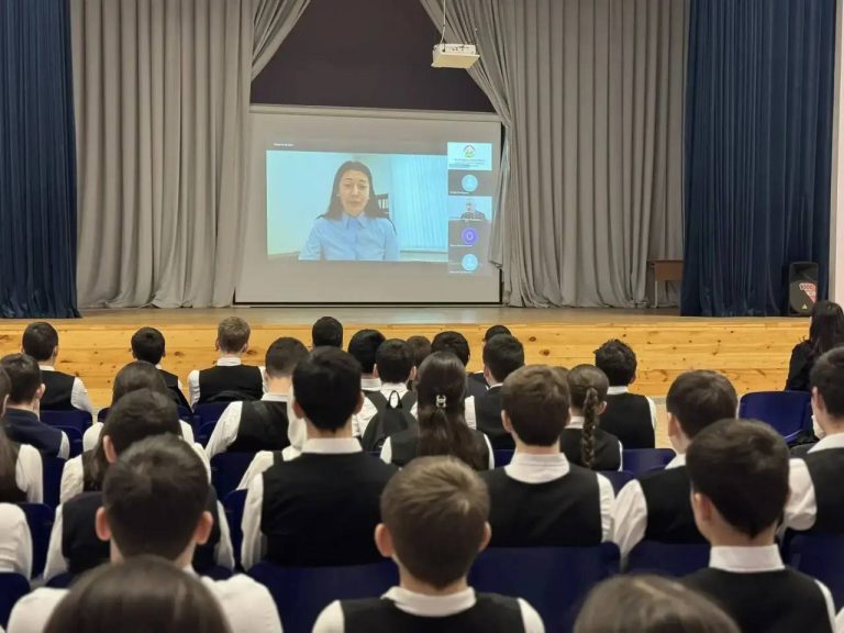 Элла Алибекова провела Единый классный час для почти 30 тысяч школьников со всей республики