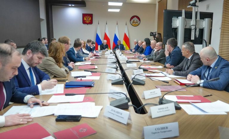 Сергей Меняйло и Муслим Хучиев обсудили вопросы социально-экономического развития Северной Осетии