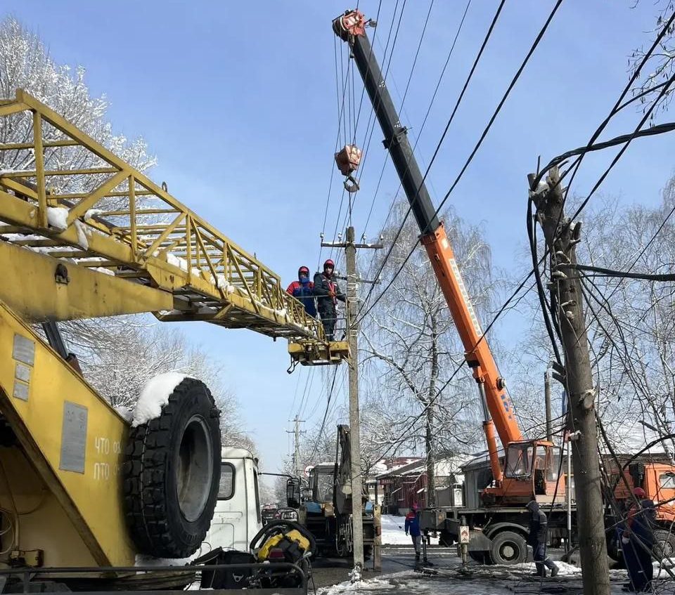 Поврежденную в результате ДТП опору ЛЭП меняют на углу улиц Яшина и Титова во Владикавказе