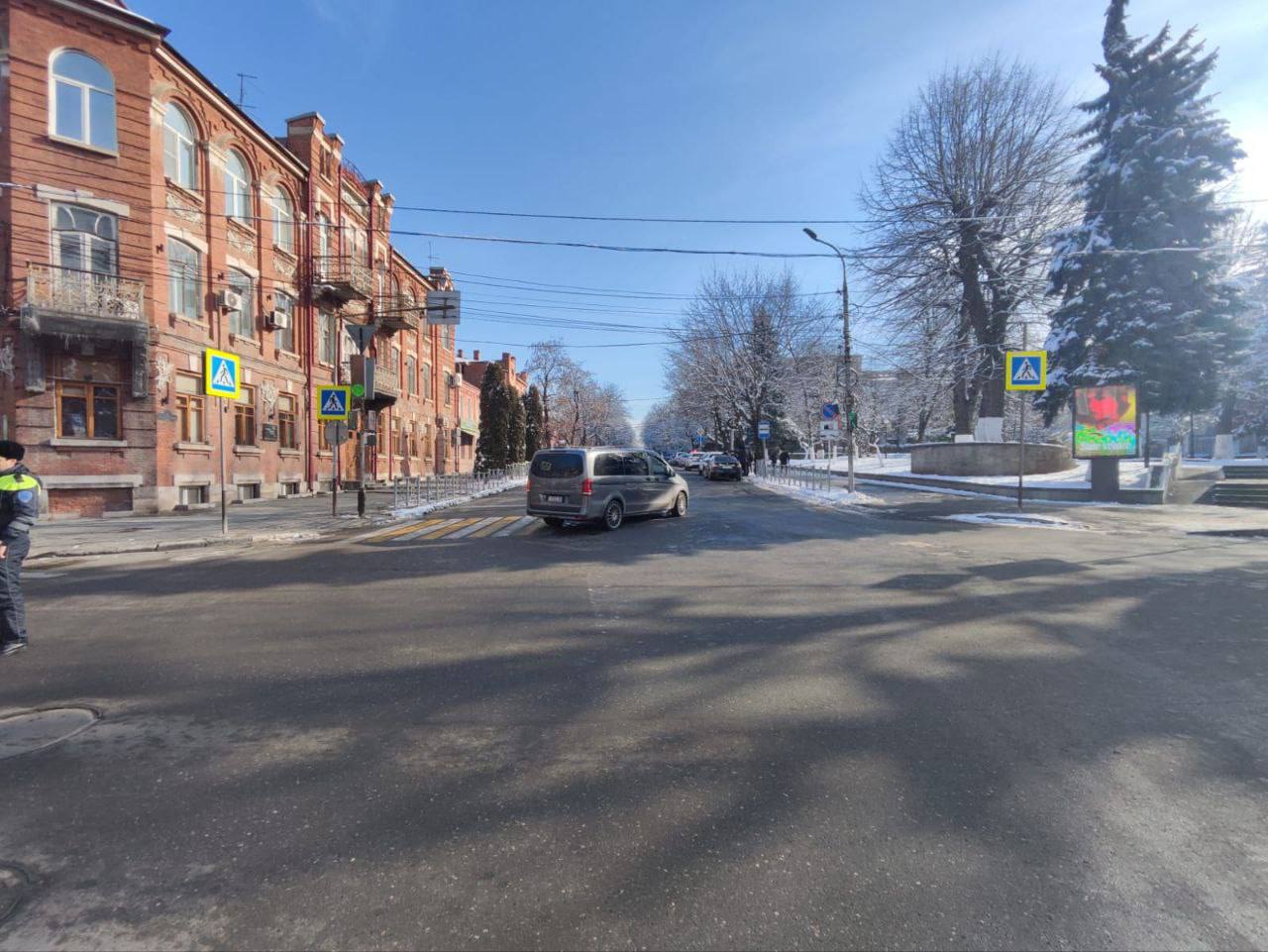 Девушку-пешехода госпитализировали в больницу после наезда автомобиля во Владикавказе