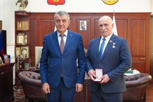 Сергей Меняйло вручил медаль «Во Славу Осетии» Георгию Остаеву