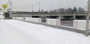 Временное ограждение установили на набережной в районе Чугунного моста после вмешательства прокуратуры