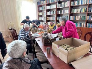 Подопечные дома-интерната «Забота» регулярно изготавливают и передают окопные свечи для бойцов в зону СВО