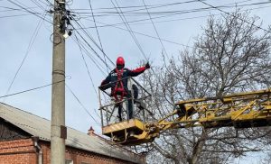 Более 90 технологических нарушений, вызванных сильным ветром, устранили в течение минувших выходных энергетики