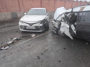 Двух водителей госпитализировали после лобового столкновения во Владикавказе