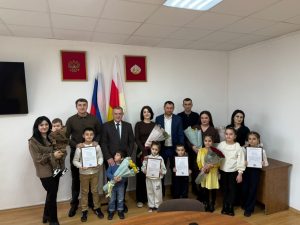 Четыре молодые семьи в Ирафском районе, три из которых многодетные, получили жилищные сертификаты