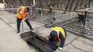 В течение трех дней завершатся работы по устранению ямы на пешеходном мосту между районом гостиницы «Владикавказ» и Центральным парком