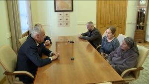 Таймураз Тускаев вручил Почетную грамоту парламента Замире Битаровой-Плиевой, которая с начала СВО помогает фронту