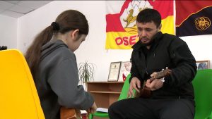 Ветеран СВО Заур Демеев обучает изготовлению и игре на старинных национальных инструментах ребят в селении Тарское