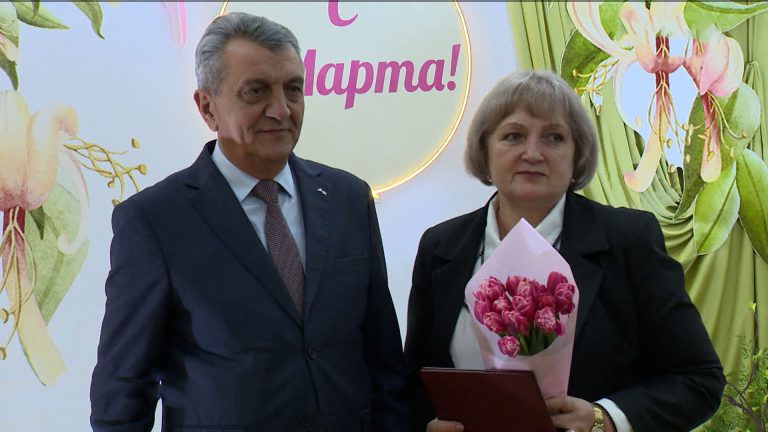 В преддверии 8 марта Сергей Меняйло вручил госнаграды представительницам прекрасного пола