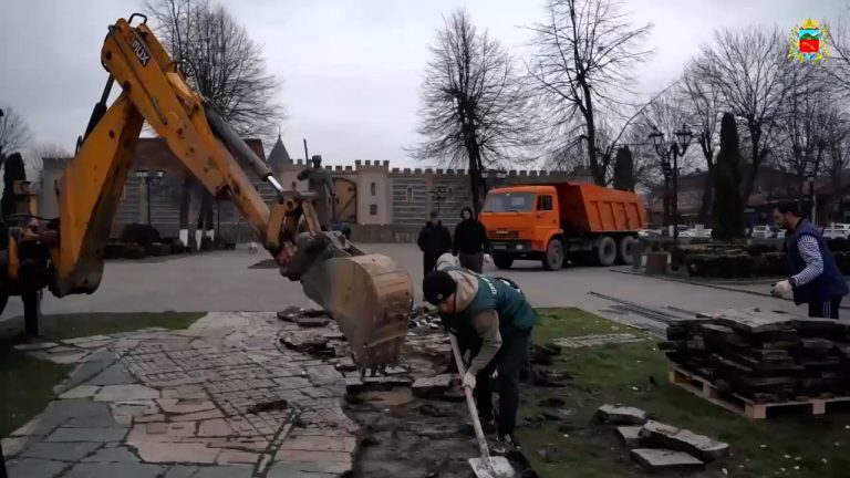 На площади Штыба обновляют арт-объект «Карта города Владикавказа»