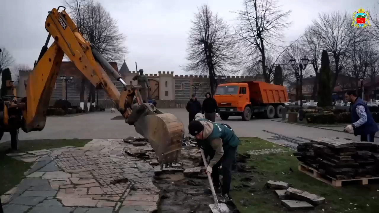 На площади Штыба обновляют арт-объект «Карта города Владикавказа»