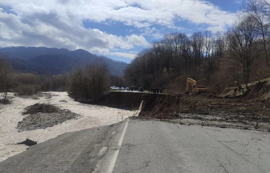 Паводки размыли участок дороги между селами Тарское и Октябрьское