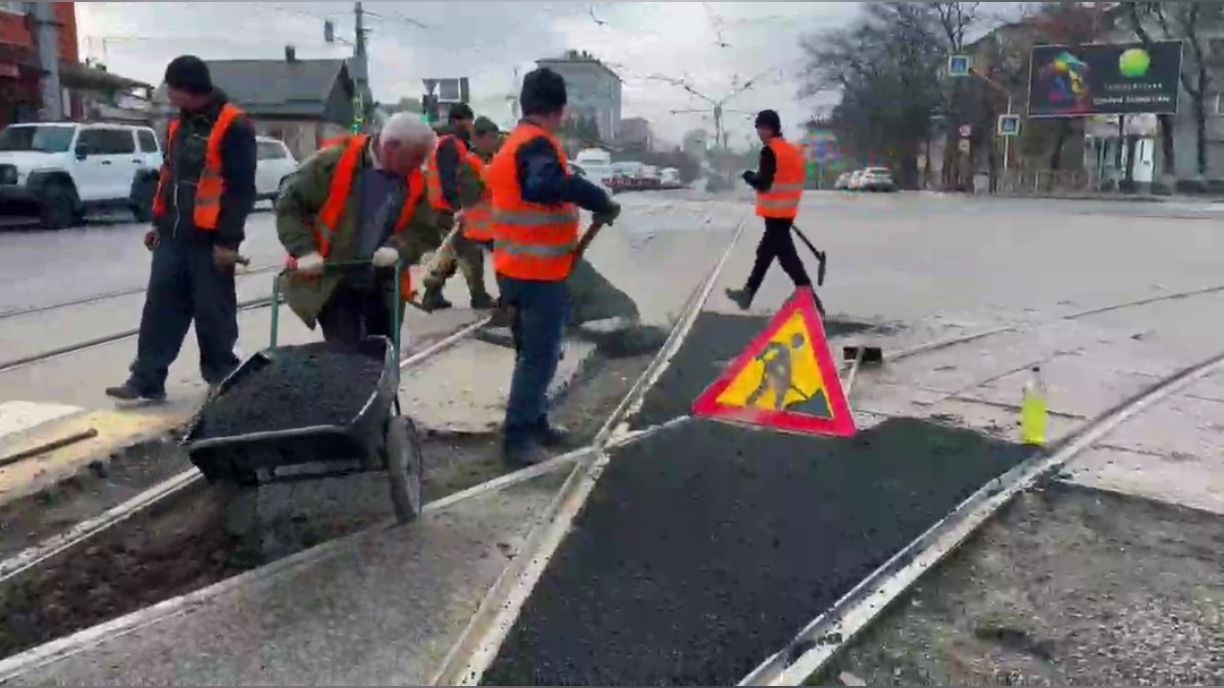 Во Владикавказе приступили к полномасштабному ямочному ремонту дорог