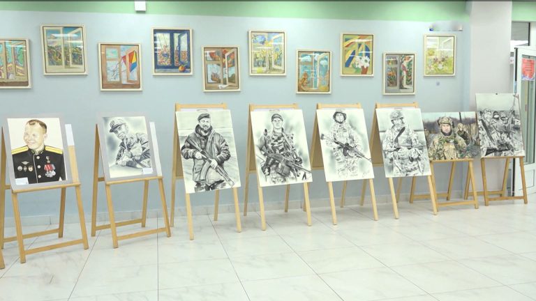 В 46-й школе Владикавказа открылась выставка портретов участников СВО