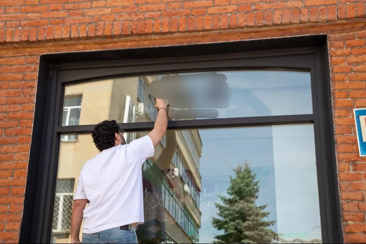 Коммерческие структуры на проспекте Мира во Владикавказе проверили на законность размещения вывесок