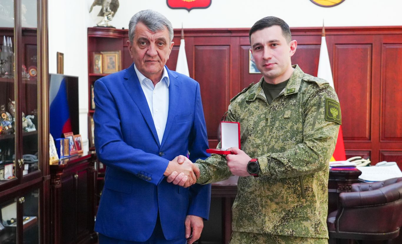Сергей Меняйло наградил медалью «Во Славу Осетии» сотрудника военной прокуратуры Давида Газзаева
