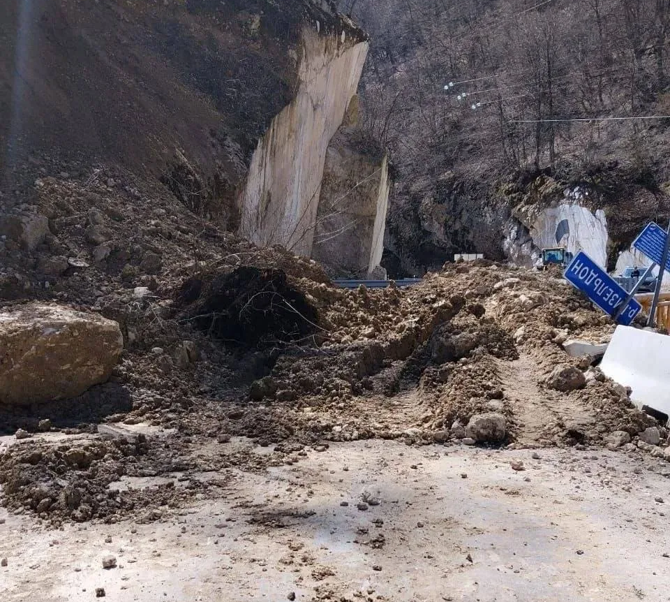 В Кобанском ущелье из-за переувлажнения грунта произошёл сход оползневых масс объёмом около 250 м³