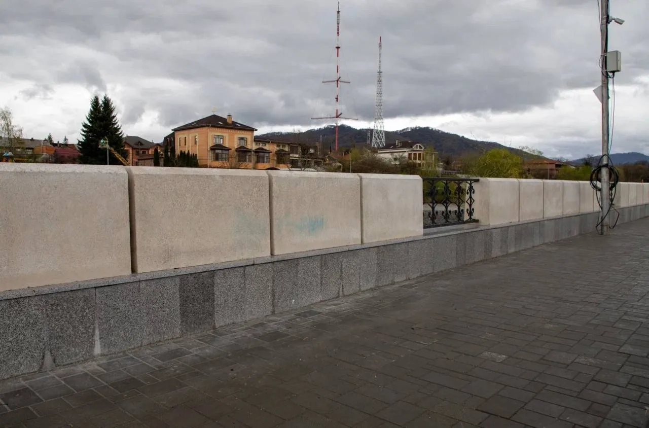 Вандалы на недавно отремонтированной набережной во Владикавказе сломали гранитную плиту