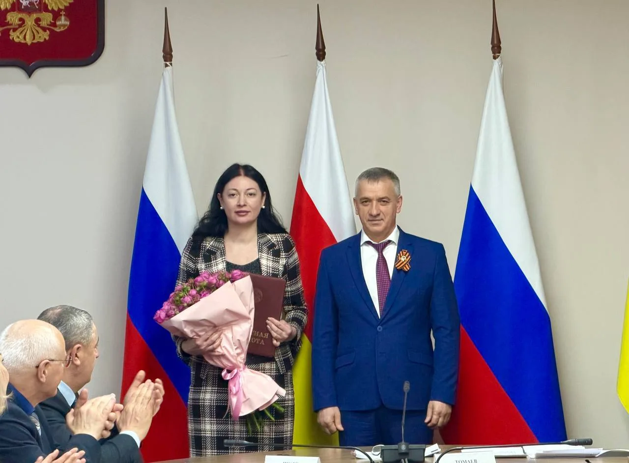 Почетную грамоту Северной Осетии за многолетнюю и плодотворную деятельность в области образования вручили профильному министру Элле Алибековой
