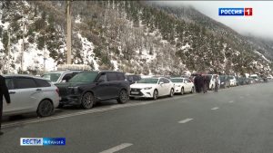 Десятки туристов и водители большегрузов ожидают открытия Военно-грузинской дороги